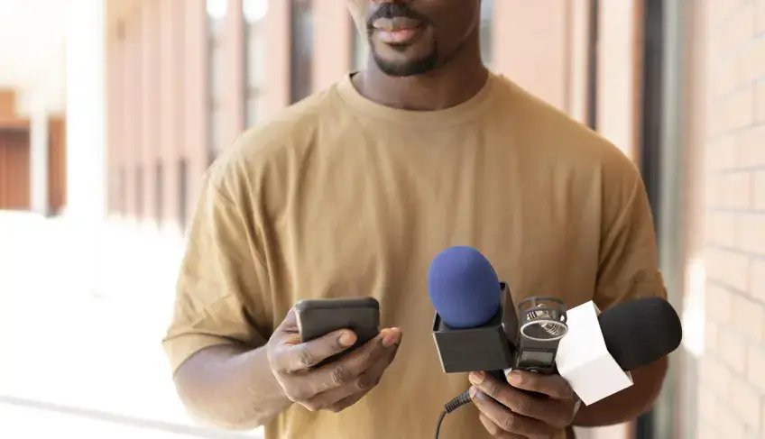front-view-journalist-holding-microphone-scaled_p24740_thumb_resized.jpg